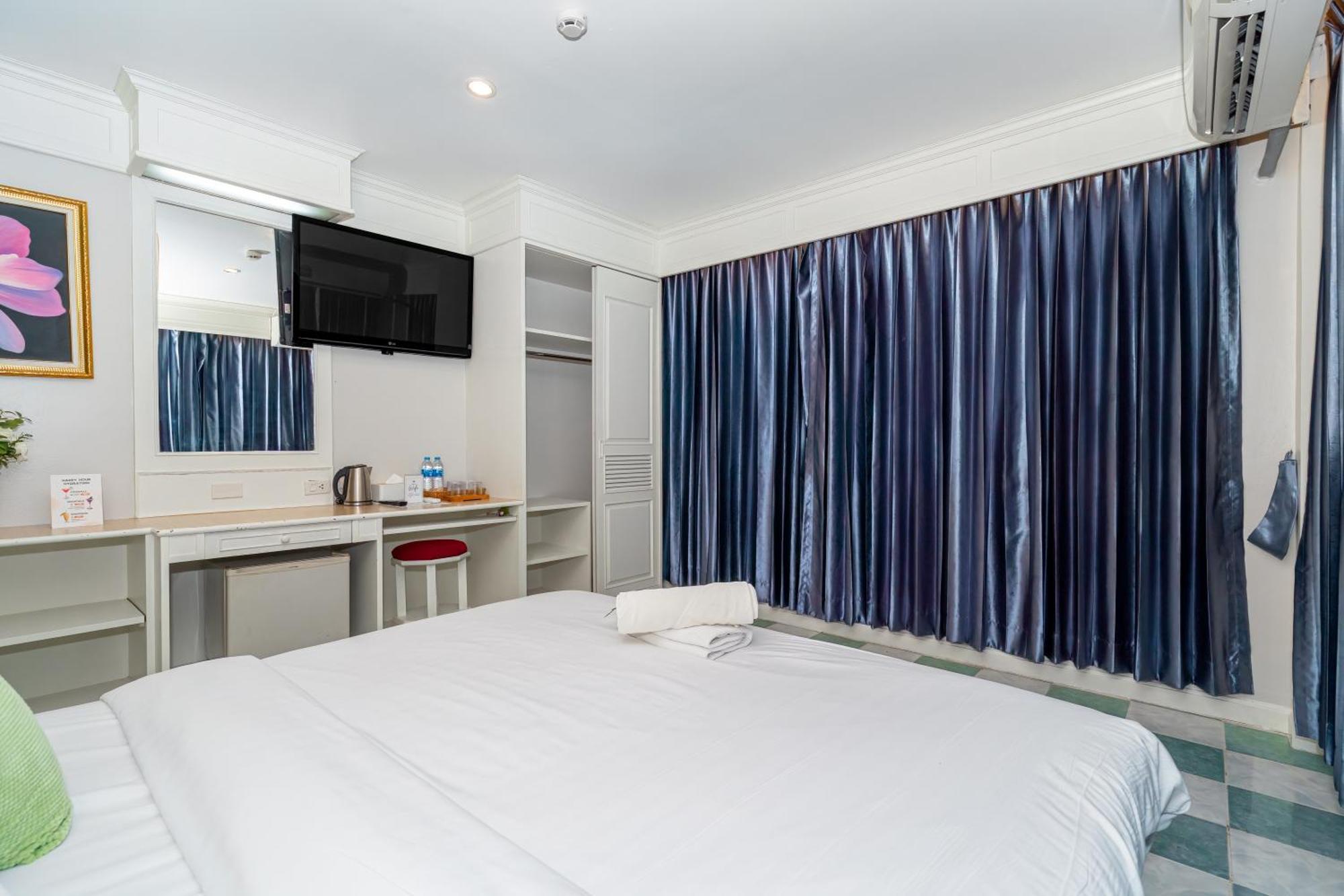 Patong Social Hotel & Restaurant Exterior photo