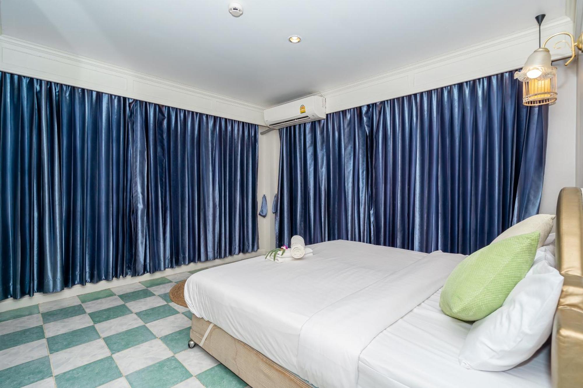 Patong Social Hotel & Restaurant Exterior photo